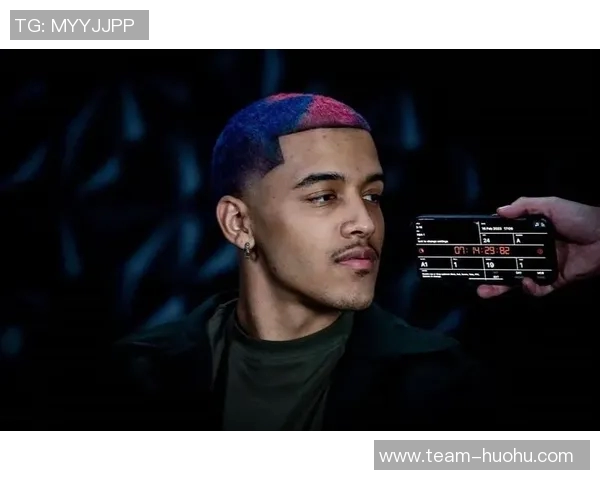 索汉女友观赛换新装引热议时尚造型再度吸引眼球